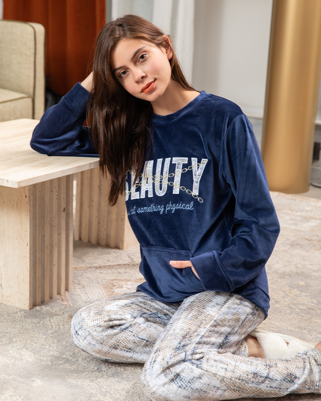 Plush women's pajamas embroidered with a chain