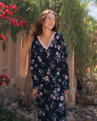 كم طويل ورد V قميص حريمي