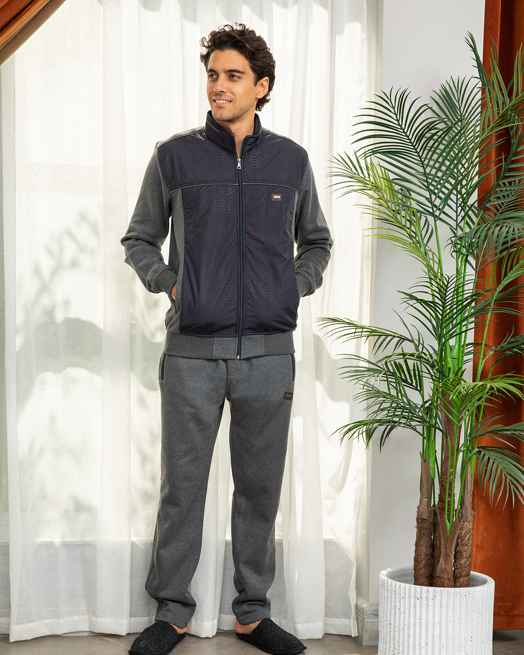 Plain men's pajamas with a micro zipper