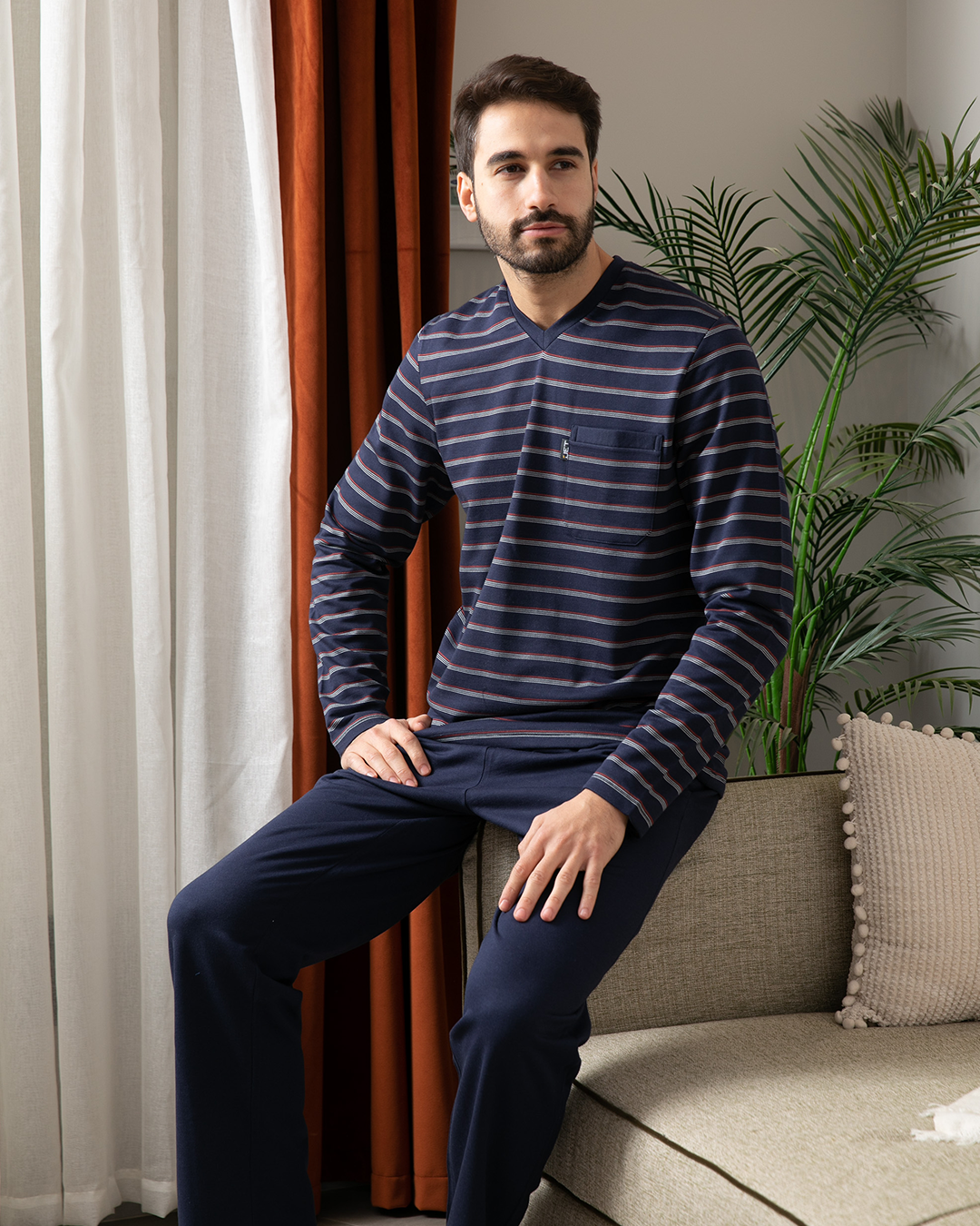 V بيجاما رجالي مقلم عرض رقبه