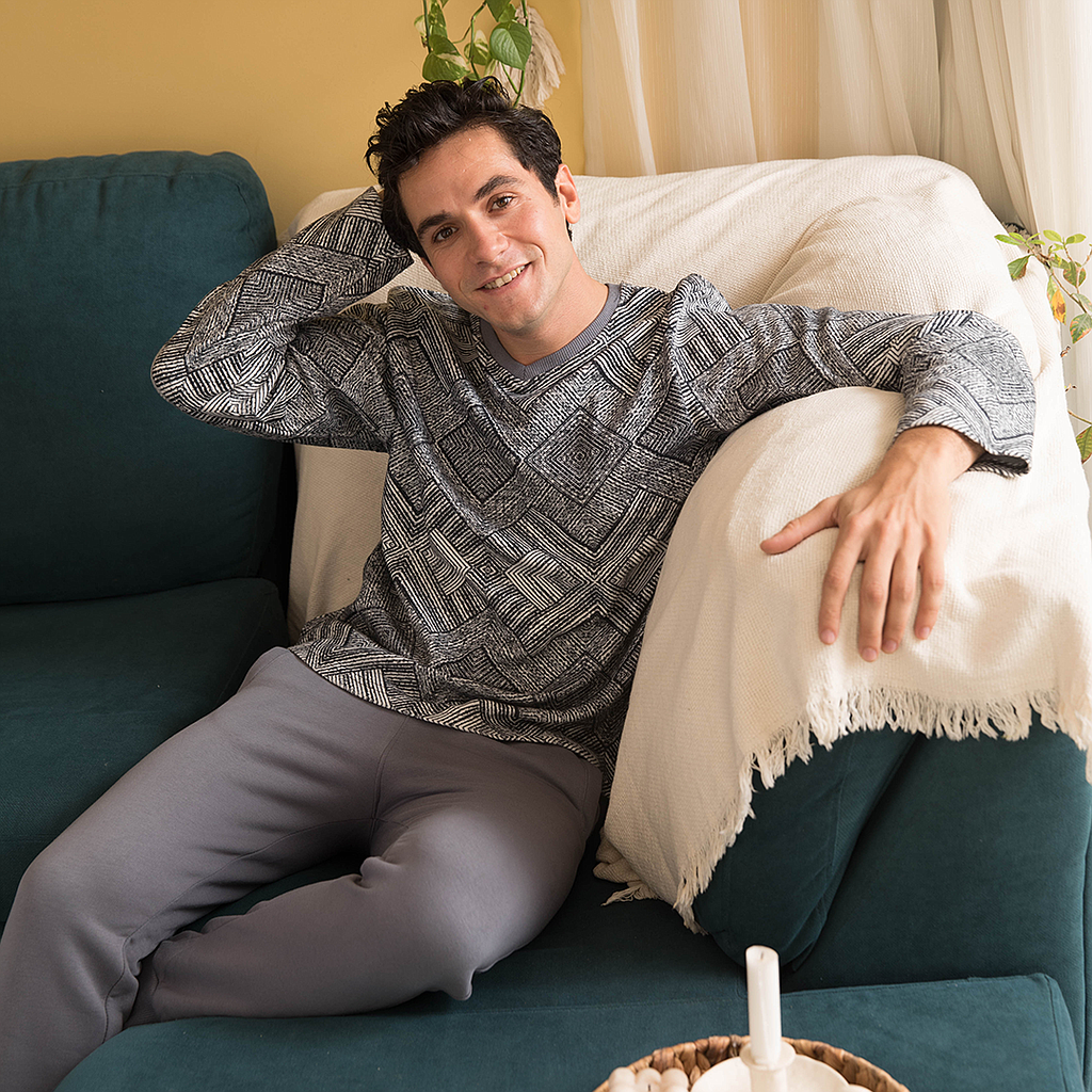 V printed men's pajamas