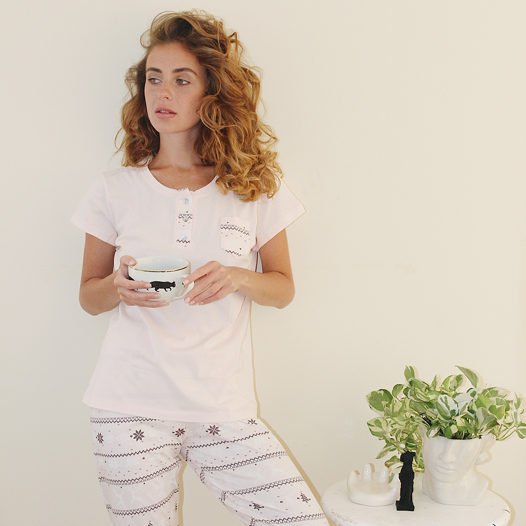 Pajamas with a half sleeve embossed pocket