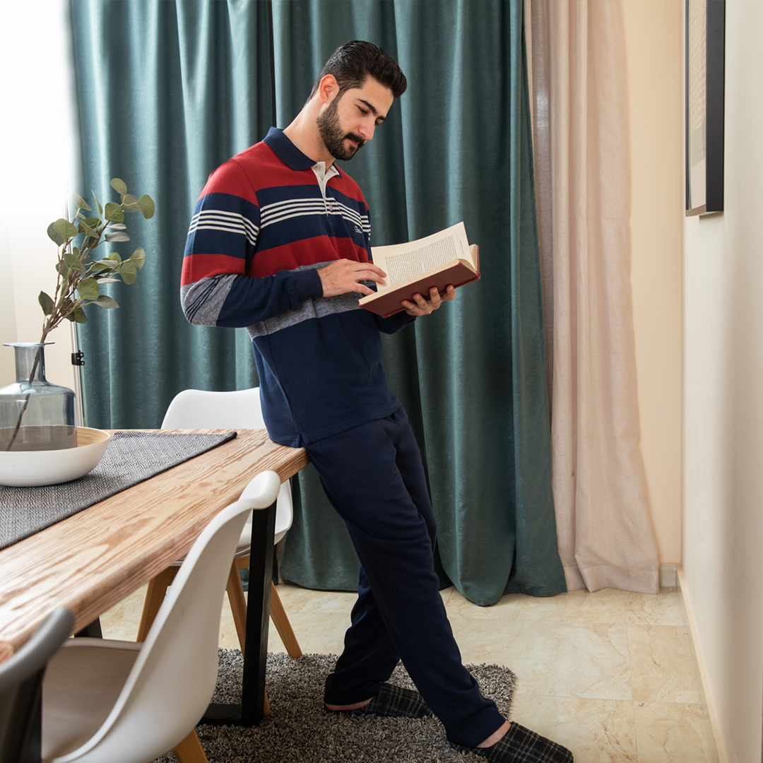 Men's tracksuit with a striped collar