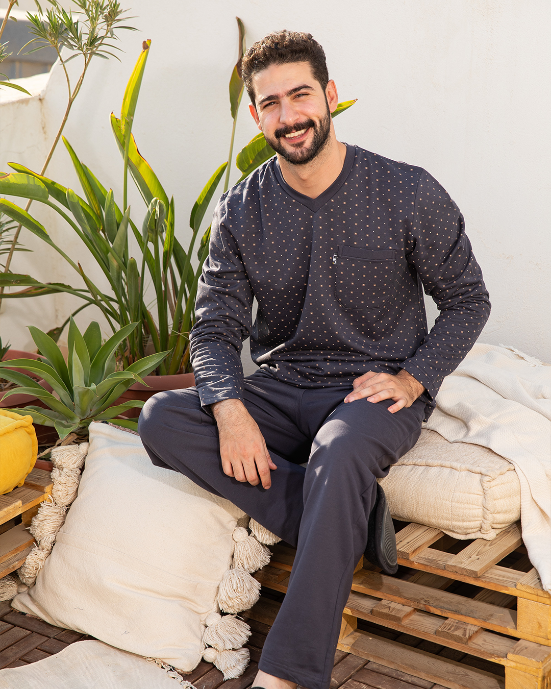 V بيجامه رجالي مطبوع مربعات رقبه جيب علي الصدر