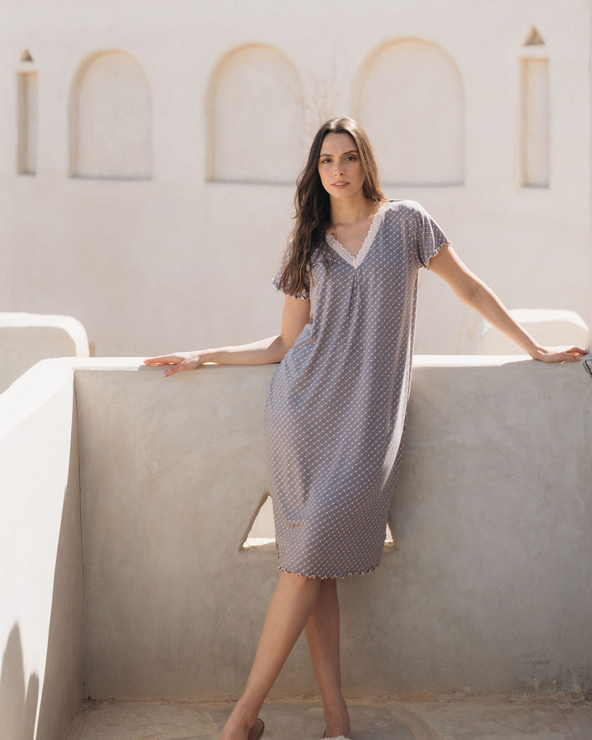 نص كم دانتيل قصير منقط V قميص حريمي