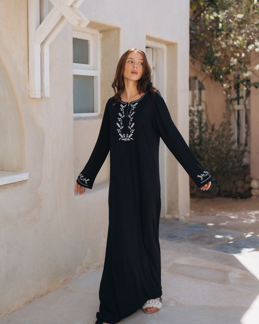 Plain jalabiya with sleeves, embroidered branches