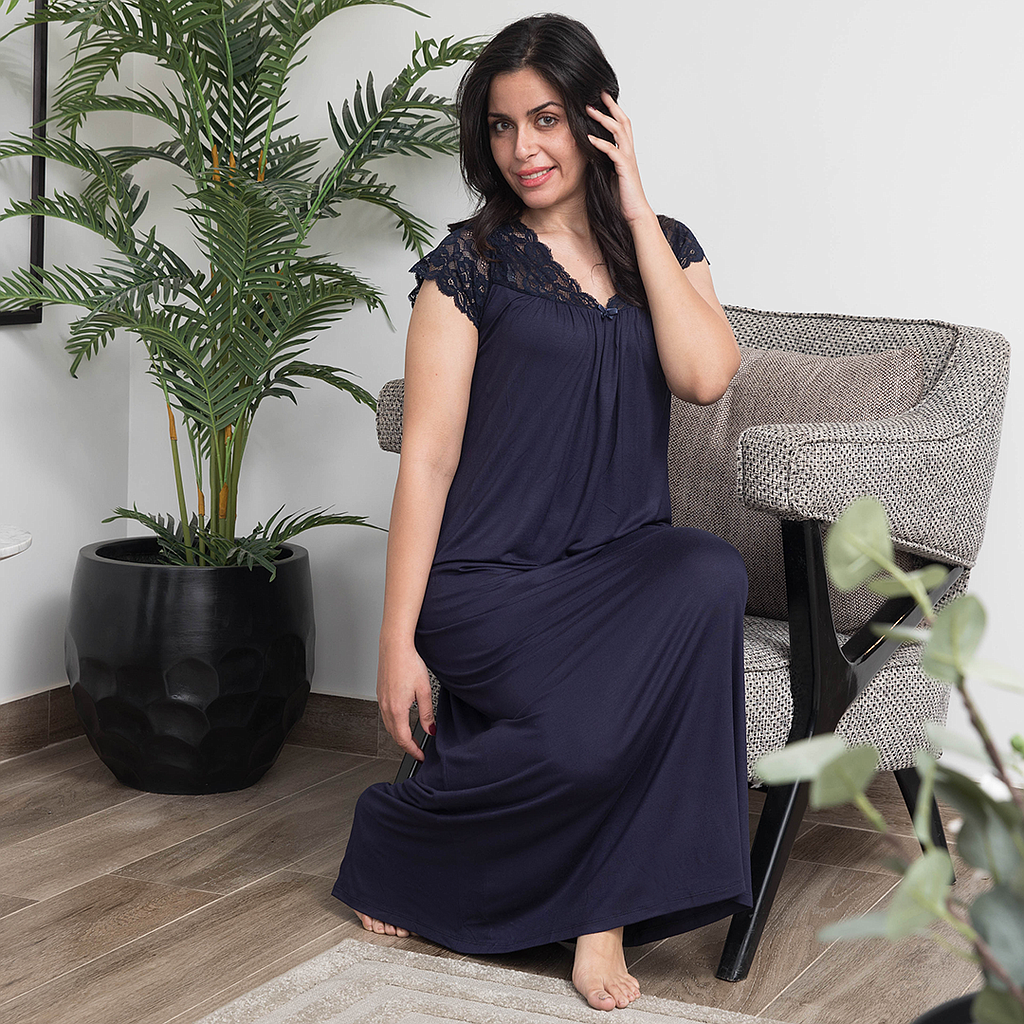 Lace nightshirt on the chest with ruffles