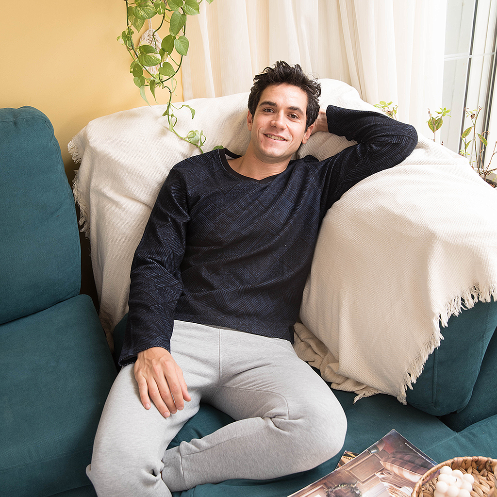 V printed men's pajamas