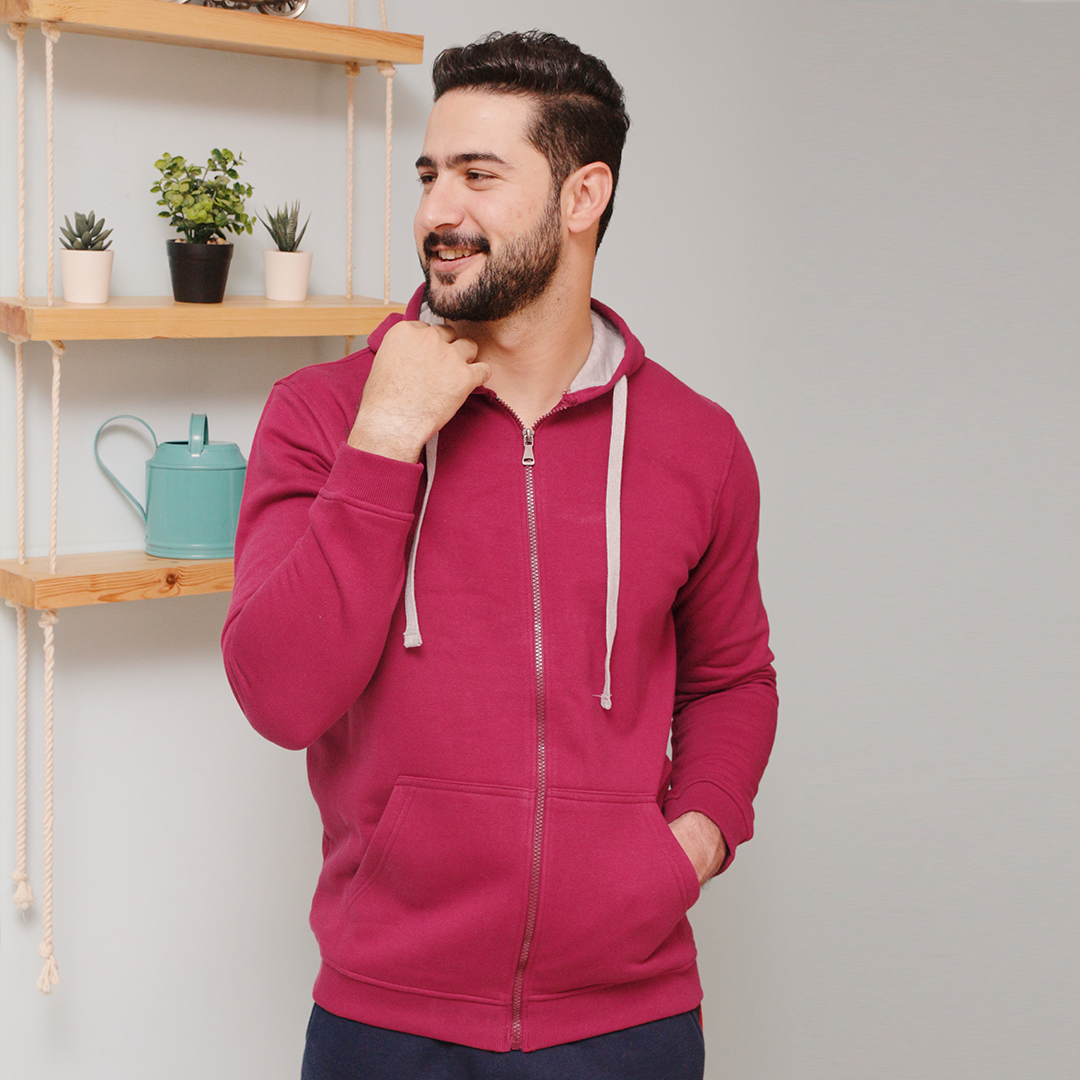 Sweatshirt with a zip and a cabochon