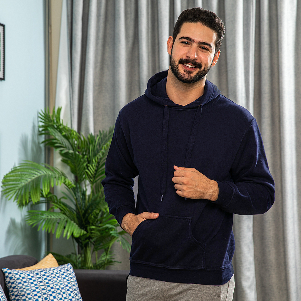 Sweatshirt with a plain capecho and pocket