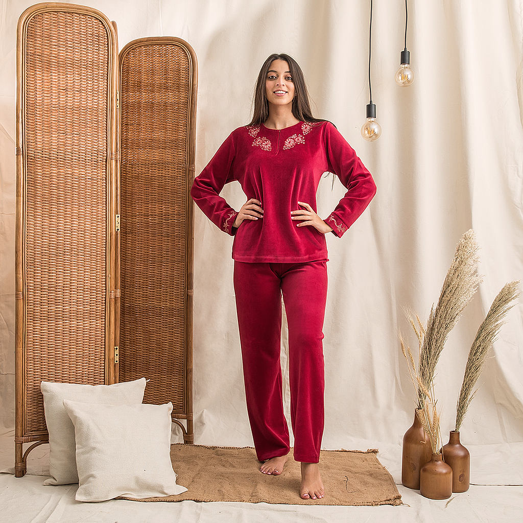 بيجاما قطيفه ساده ورده علي الصدر