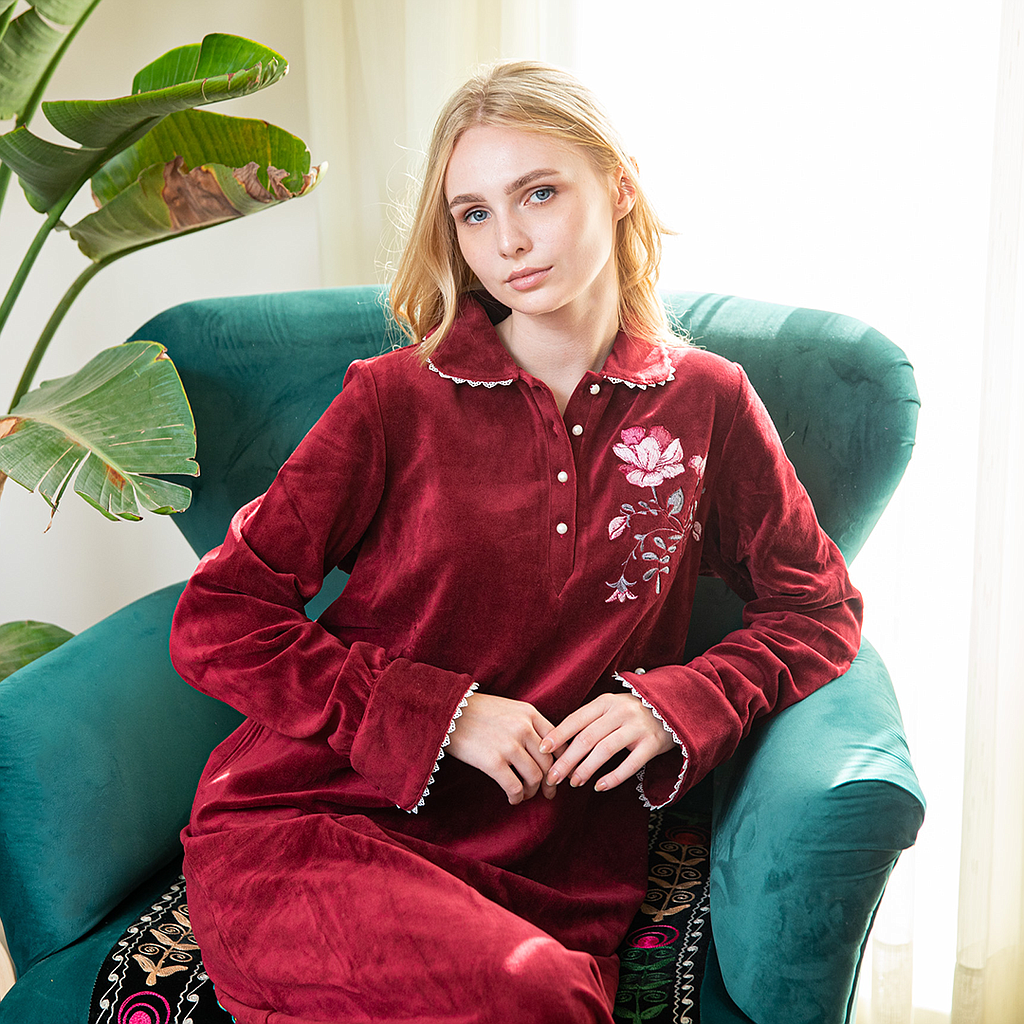 Women's cashmere shirt with buttons on the chest
