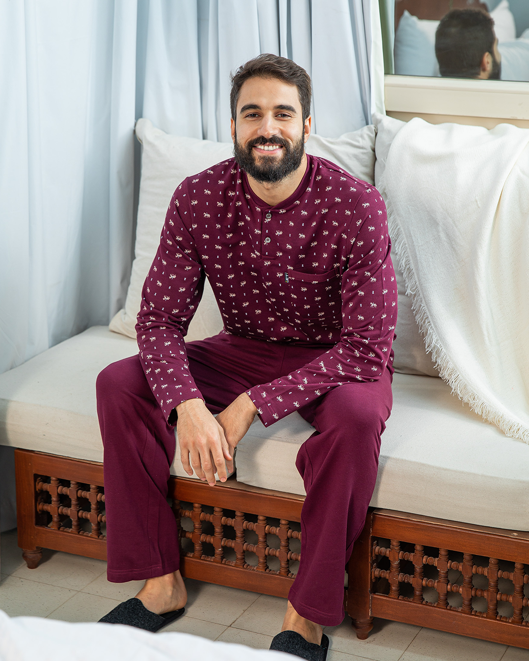 Men's pajamas printed with a horse neck button