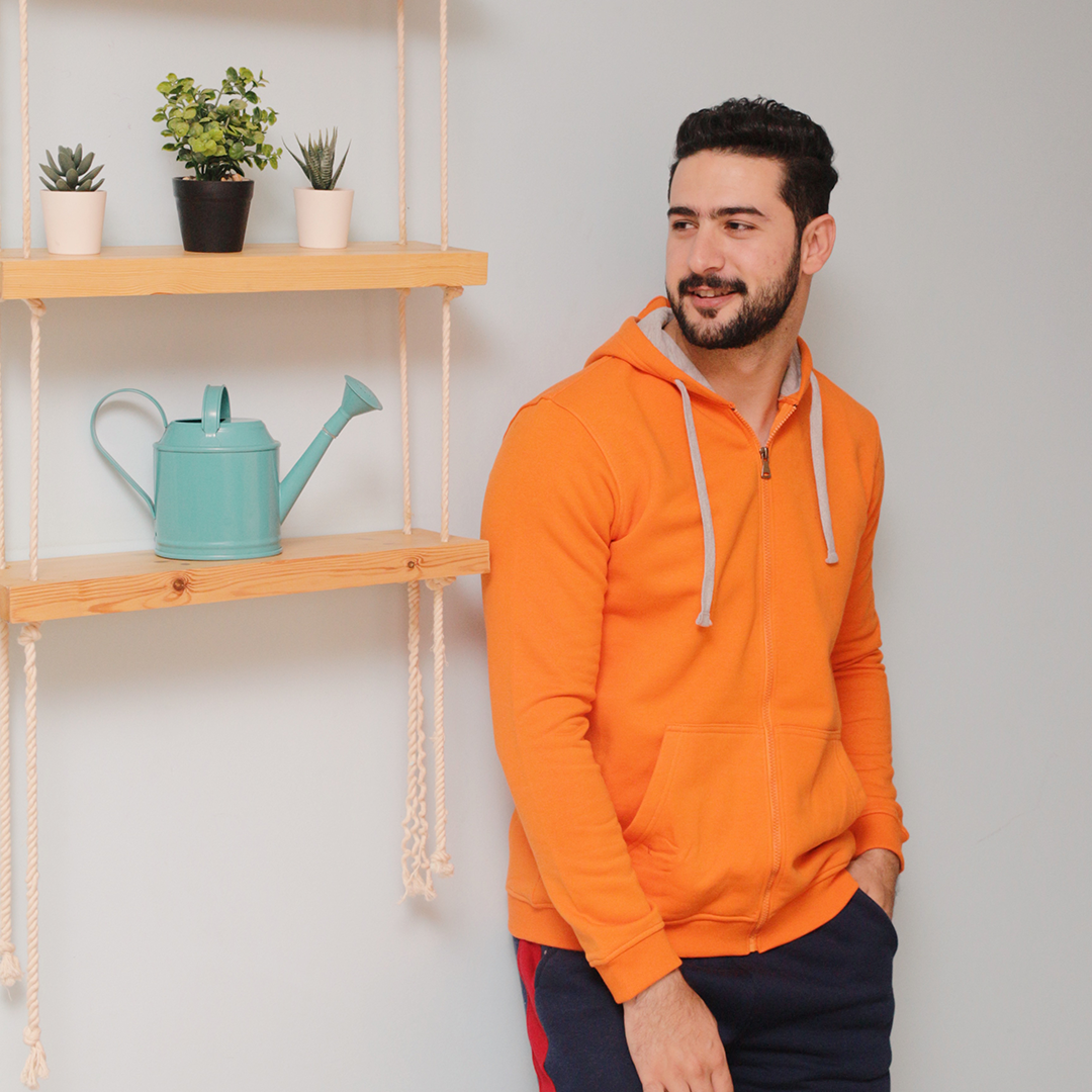 Sweatshirt with a zip and a cabochon