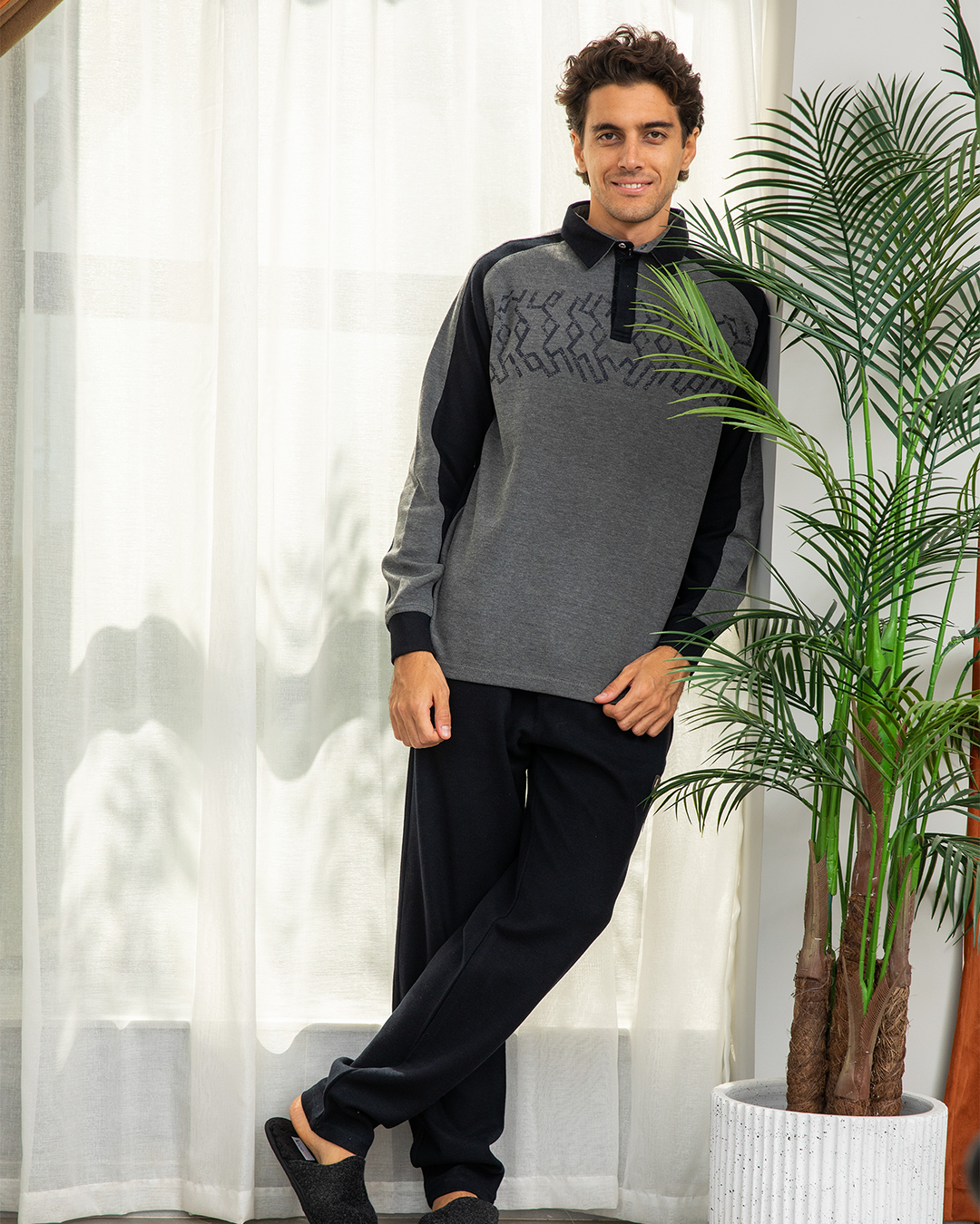 Men's pajamas, button-down collar, print on the chest