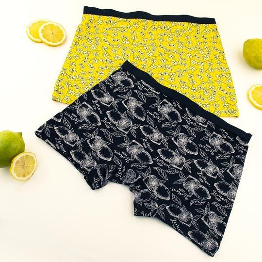 شاهد هوت شورت مطبوع 2*1 من Milk مع زوجين عصريين: أحدهما أصفر بنقشة ورود، والآخر أسود مزين بليمون وأوراق—إضافة مثالية لمجموعتك.