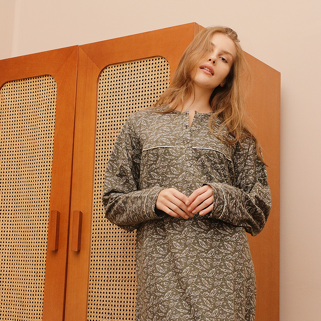 Women's feather shirt with buttons and trip