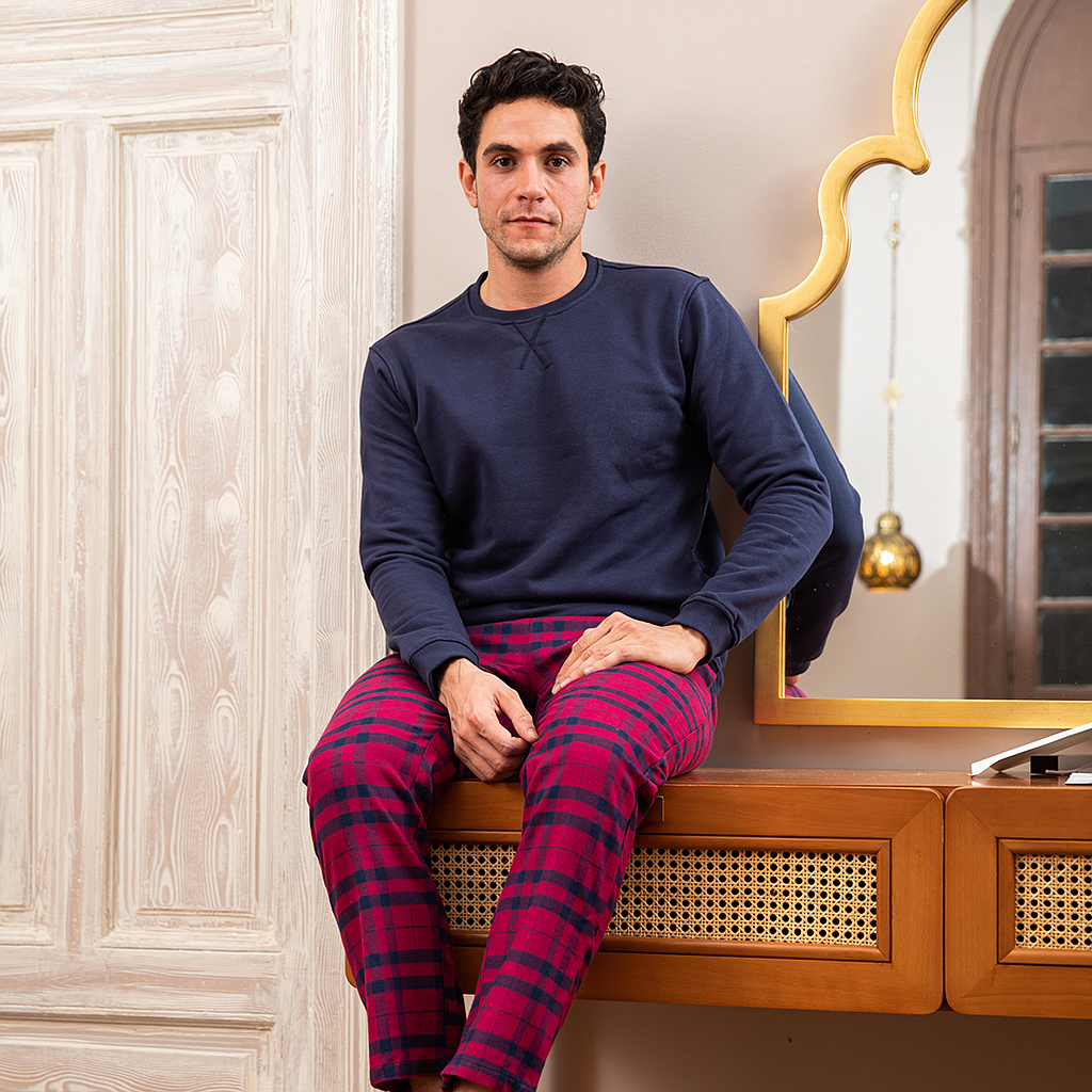 Plain men's pajamas with check pants 