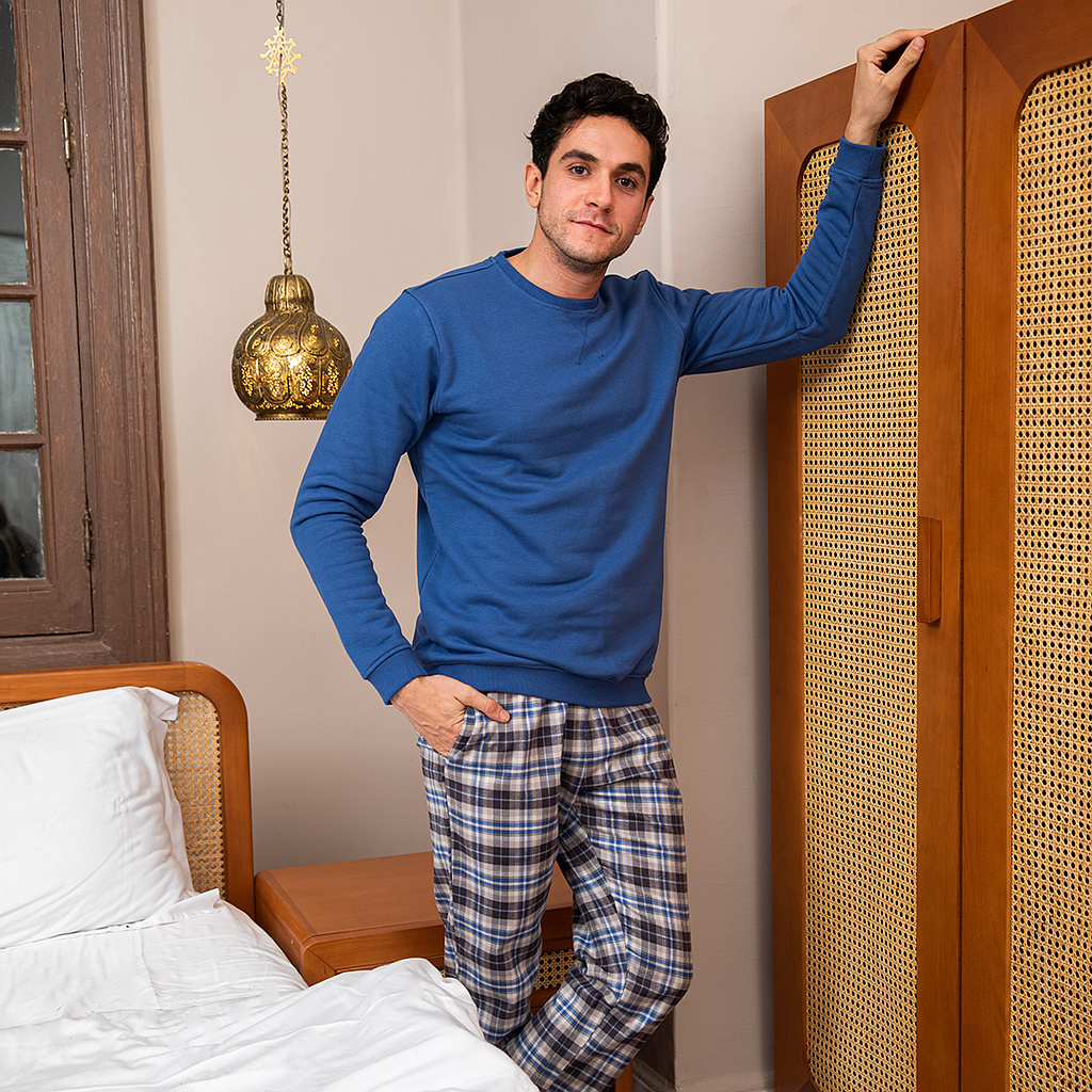 Plain men's pajamas with check pants 