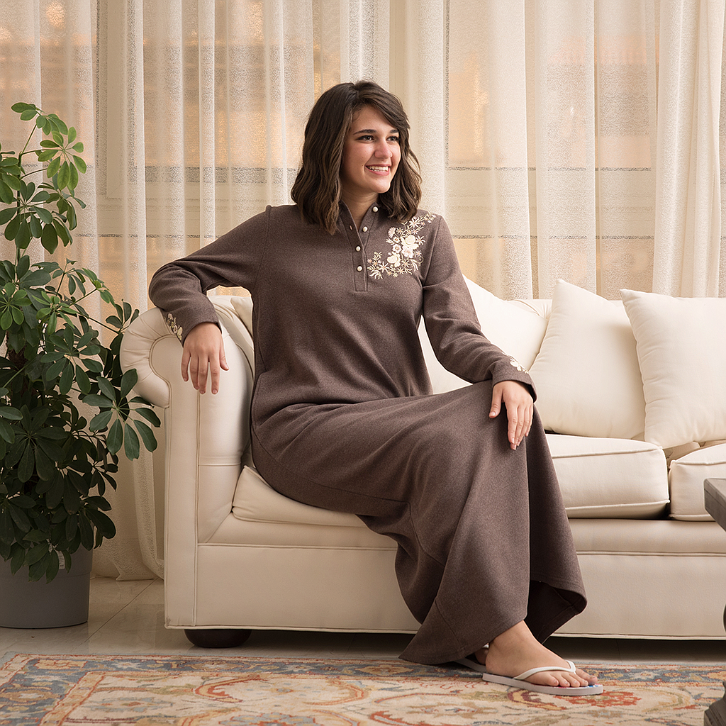 A kashmir-collar abaya embroidered with flowers on the chest and sleeve