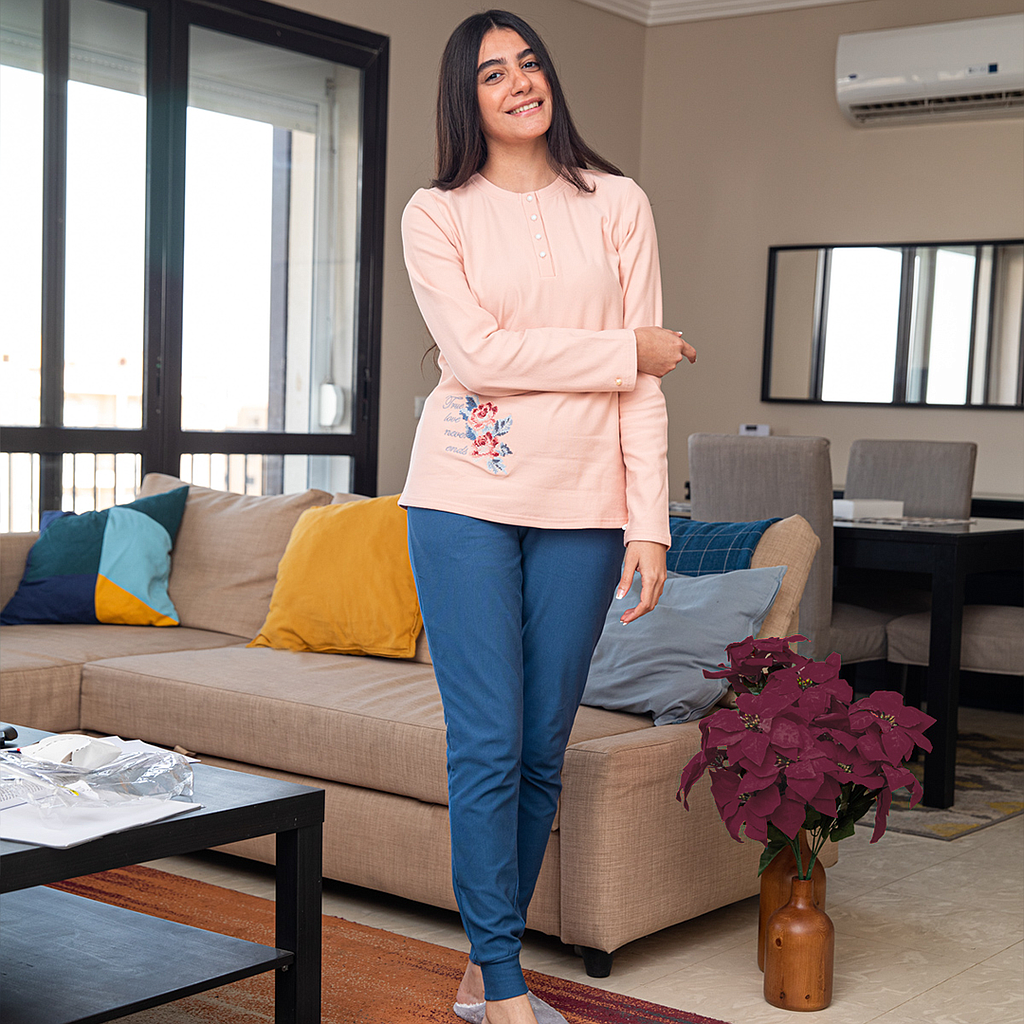True love never ends Women's pajamas embroidered with a flower