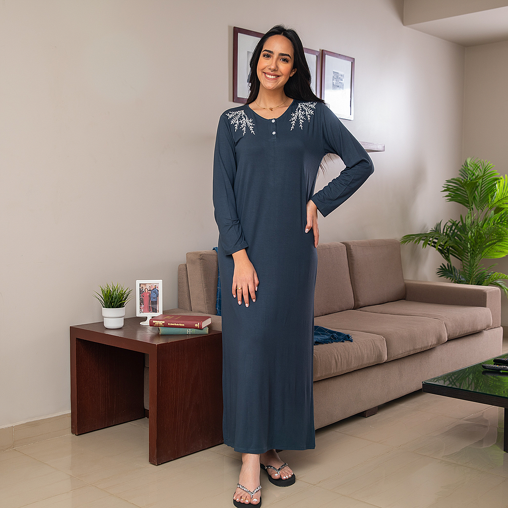 Plain sleeve nightshirt with embroidery on the shoulder