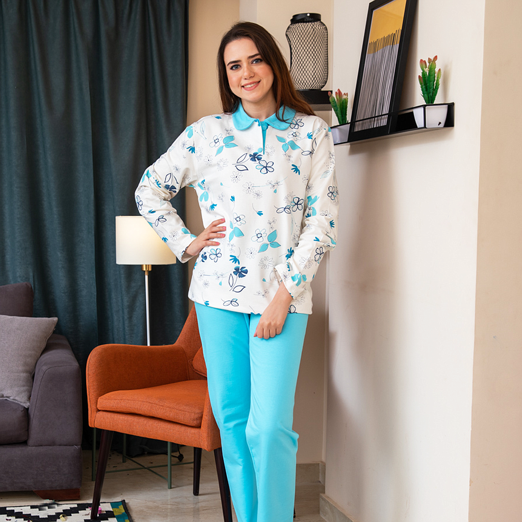 Women's pajamas embossed with roses