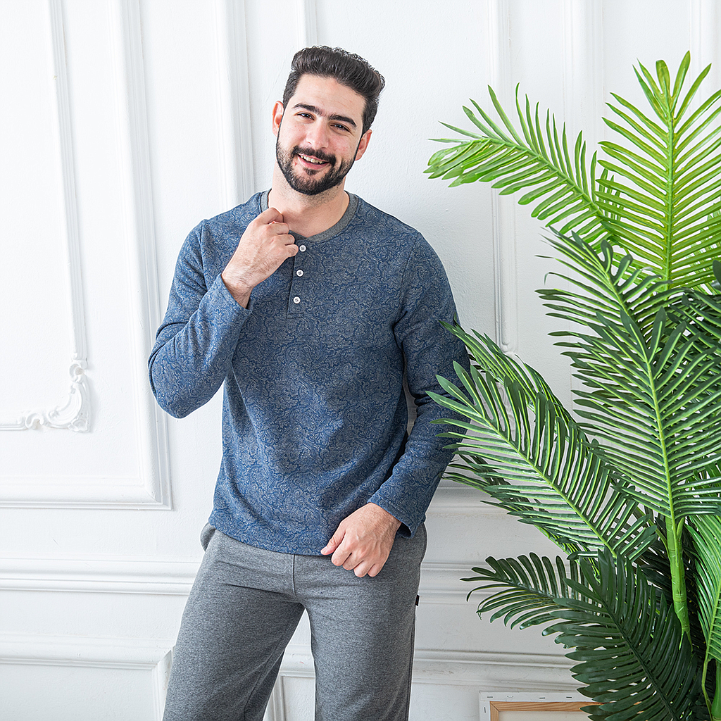 Men's pajamas with printed buttons