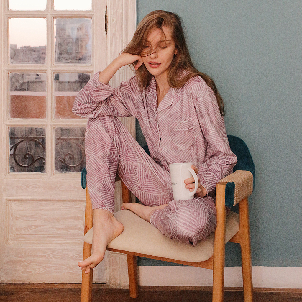 بيجاما كلاسيك قطيفه مقلمه