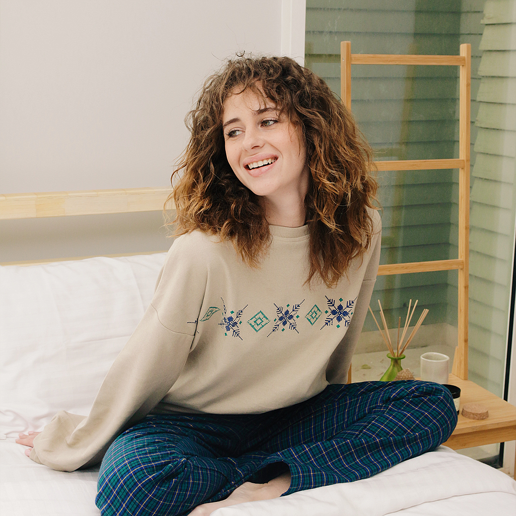 بيجاما راوند مطرزه علي الصدر بنطلون كاروه