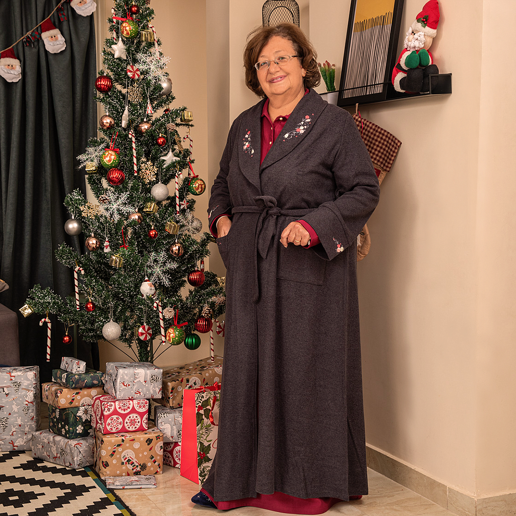 Women's cashmere robe embroidered with flowers on the collar and pocket