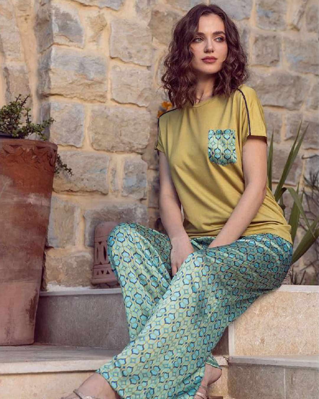 Plain women's pajamas with pocket print pants