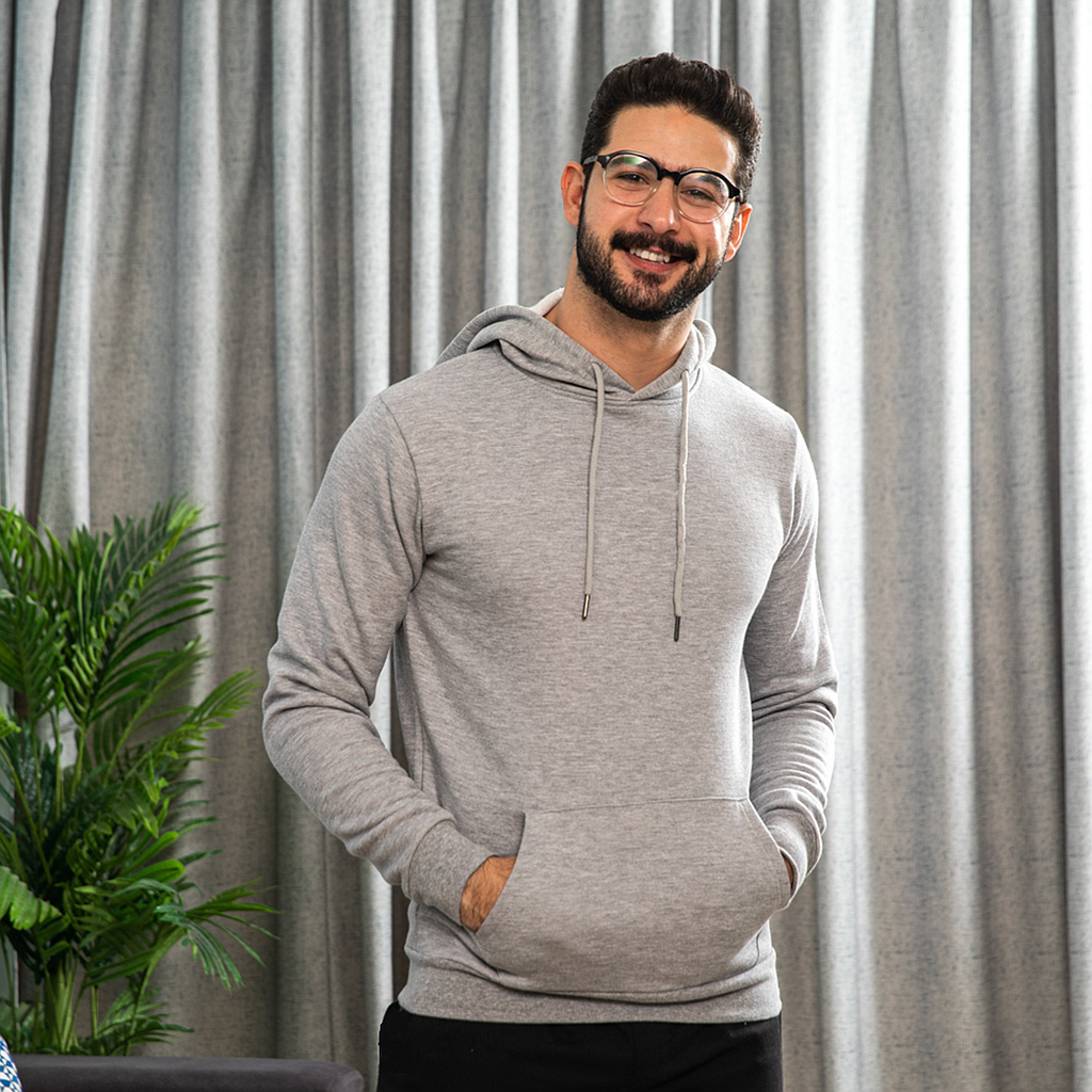 Sweatshirt with a plain capecho and pocket