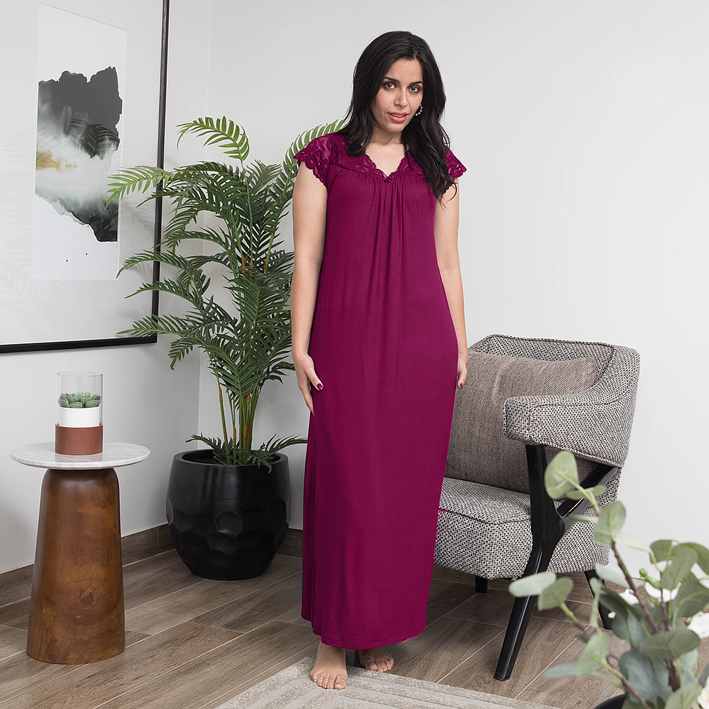 Lace nightshirt on the chest with ruffles