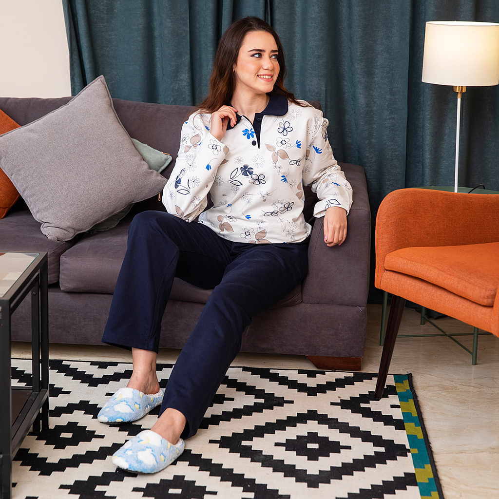 Women's pajamas embossed with roses