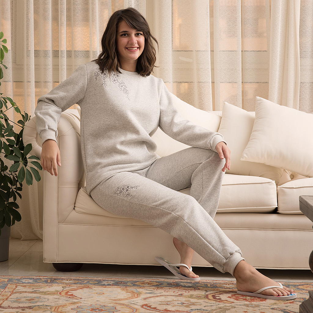 Women's pajamas with floral print on the shoulder