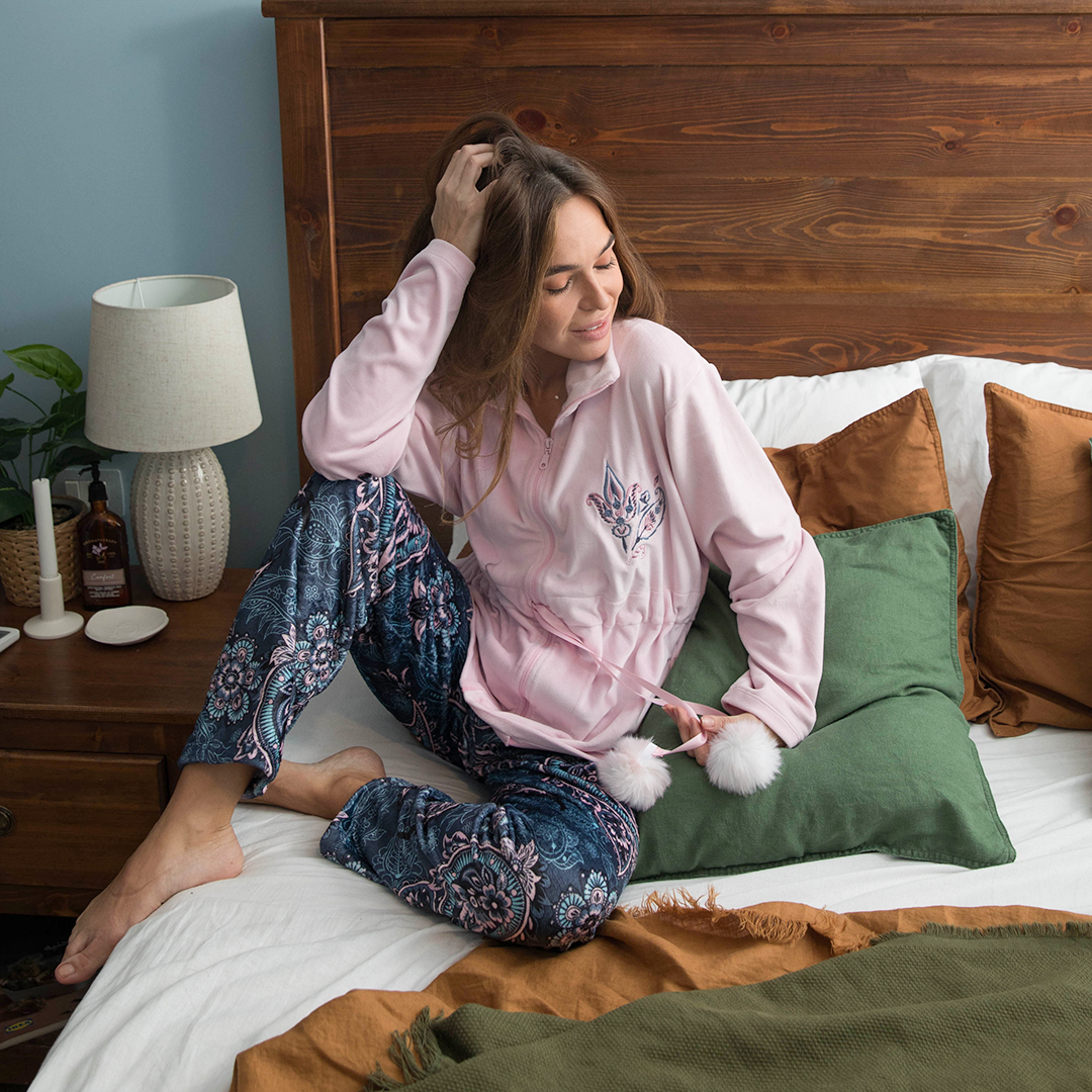 Embroidered pajamas on the chest with lotus flowers