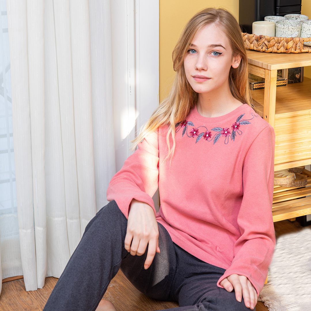 بيجاما حريمى روند مطرزة ورد ع الصدر